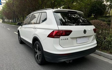 Volkswagen Tiguan II, 2020 год, 2 600 800 рублей, 3 фотография