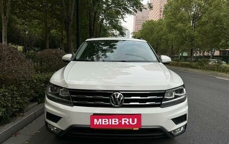 Volkswagen Tiguan II, 2020 год, 2 600 800 рублей, 2 фотография