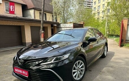 Toyota Camry, 2021 год, 3 000 000 рублей, 1 фотография