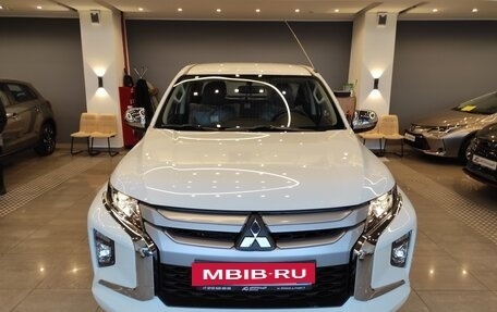 Mitsubishi L200 IV рестайлинг, 2023 год, 3 550 000 рублей, 2 фотография