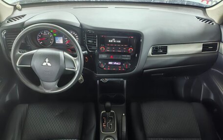 Mitsubishi Outlander III рестайлинг 3, 2013 год, 1 299 000 рублей, 9 фотография