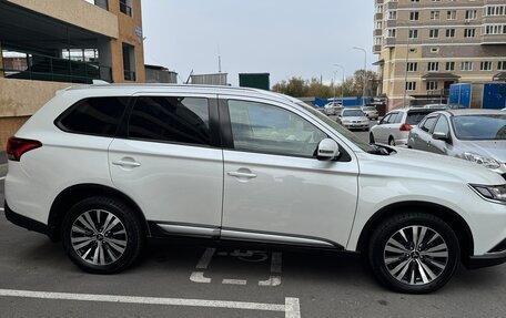 Mitsubishi Outlander III рестайлинг 3, 2020 год, 3 250 000 рублей, 4 фотография