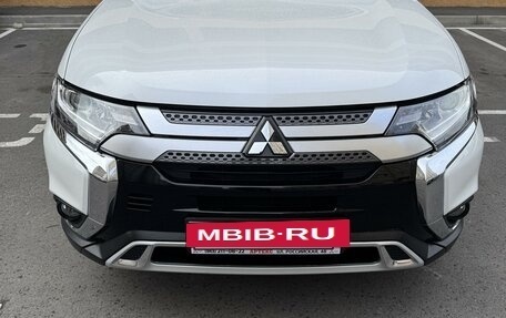 Mitsubishi Outlander III рестайлинг 3, 2020 год, 3 250 000 рублей, 2 фотография