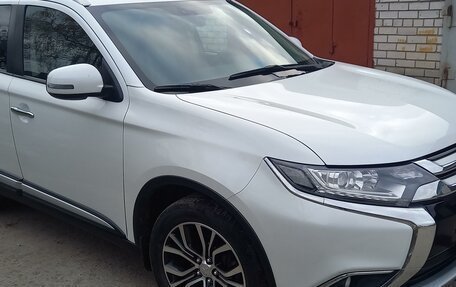 Mitsubishi Outlander III рестайлинг 3, 2018 год, 2 650 000 рублей, 2 фотография