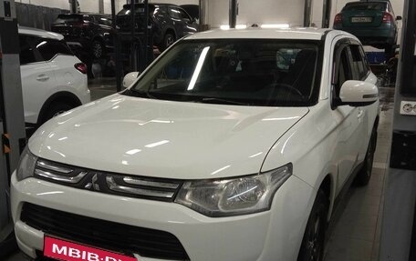 Mitsubishi Outlander III рестайлинг 3, 2014 год, 1 275 000 рублей, 1 фотография