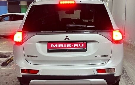 Mitsubishi Outlander III рестайлинг 3, 2014 год, 1 800 000 рублей, 2 фотография