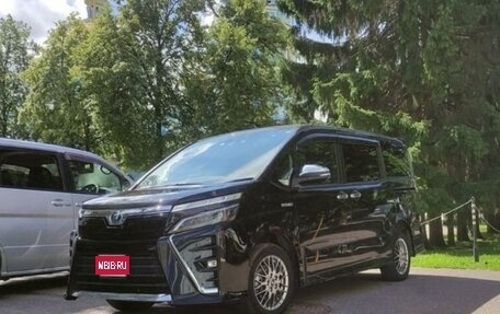 Toyota Voxy III, 2018 год, 2 650 000 рублей, 1 фотография