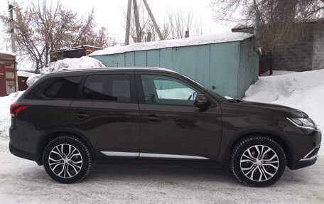 Mitsubishi Outlander III рестайлинг 3, 2017 год, 2 000 000 рублей, 7 фотография