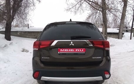 Mitsubishi Outlander III рестайлинг 3, 2017 год, 2 000 000 рублей, 4 фотография