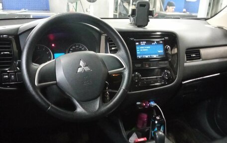 Mitsubishi Outlander III рестайлинг 3, 2014 год, 1 275 000 рублей, 5 фотография