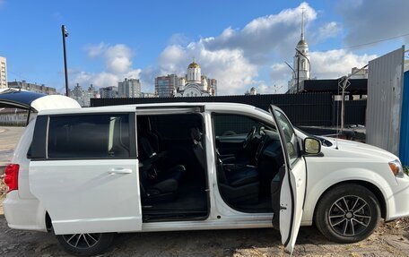 Dodge Caravan V, 2018 год, 2 090 000 рублей, 3 фотография