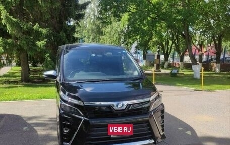 Toyota Voxy III, 2018 год, 2 650 000 рублей, 2 фотография