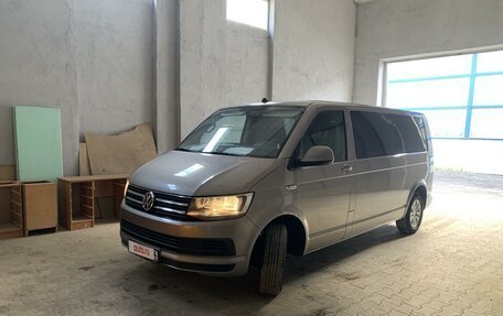 Volkswagen Caravelle T6 рестайлинг, 2019 год, 3 500 000 рублей, 2 фотография