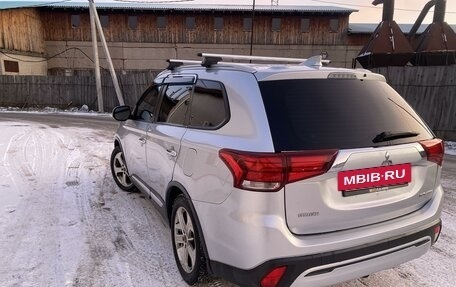 Mitsubishi Outlander III рестайлинг 3, 2020 год, 2 200 000 рублей, 8 фотография