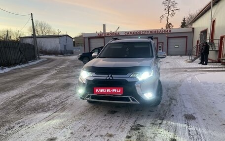 Mitsubishi Outlander III рестайлинг 3, 2020 год, 2 200 000 рублей, 4 фотография