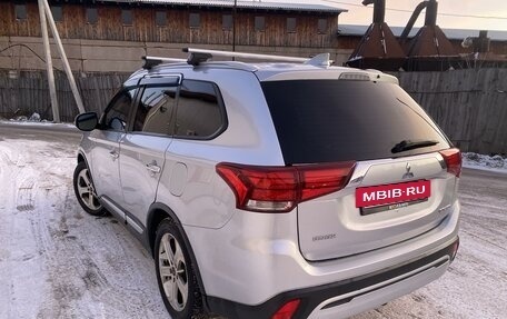 Mitsubishi Outlander III рестайлинг 3, 2020 год, 2 200 000 рублей, 7 фотография