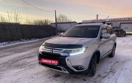 Mitsubishi Outlander III рестайлинг 3, 2020 год, 2 200 000 рублей, 13 фотография