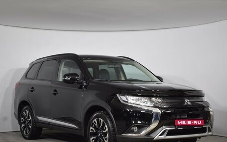 Mitsubishi Outlander III рестайлинг 3, 2022 год, 3 700 000 рублей, 3 фотография