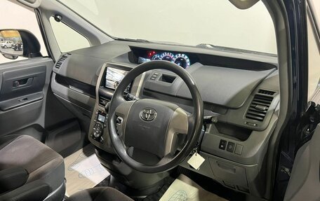 Toyota Voxy II, 2010 год, 1 350 000 рублей, 10 фотография