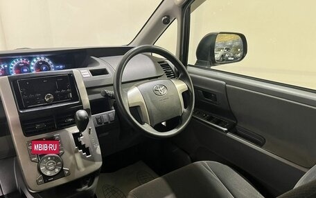 Toyota Voxy II, 2010 год, 1 350 000 рублей, 11 фотография