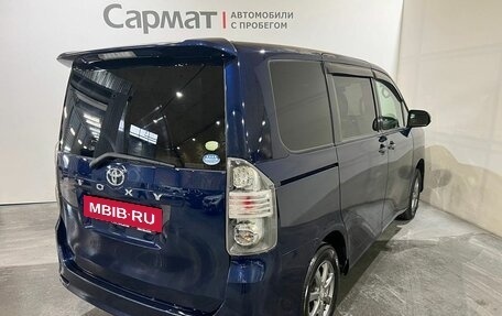 Toyota Voxy II, 2010 год, 1 350 000 рублей, 7 фотография