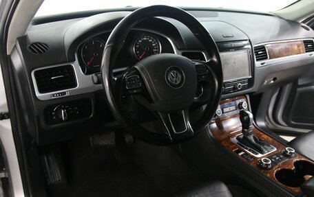 Volkswagen Touareg III, 2011 год, 1 695 000 рублей, 10 фотография