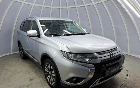 Mitsubishi Outlander III рестайлинг 3, 2019 год, 2 750 800 рублей, 3 фотография