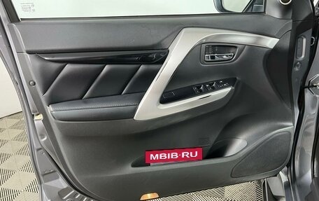 Mitsubishi Pajero Sport III рестайлинг, 2017 год, 3 435 000 рублей, 8 фотография