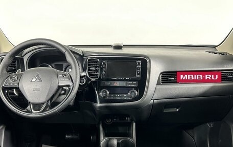 Mitsubishi Outlander III рестайлинг 3, 2016 год, 2 025 000 рублей, 14 фотография