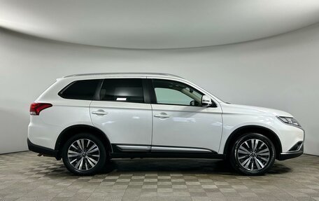 Mitsubishi Outlander III рестайлинг 3, 2020 год, 2 545 000 рублей, 4 фотография