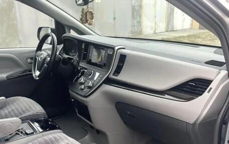 Toyota Sienna III, 2016 год, 3 400 000 рублей, 4 фотография