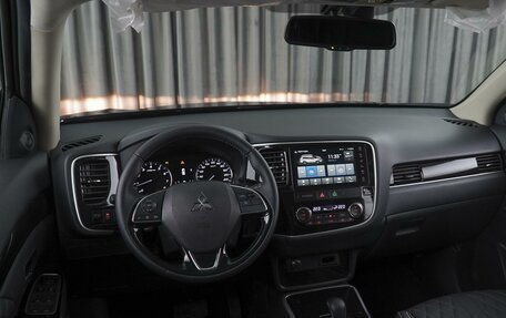 Mitsubishi Outlander III рестайлинг 3, 2022 год, 3 799 000 рублей, 6 фотография