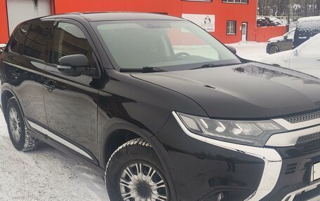 Mitsubishi Outlander III рестайлинг 3, 2018 год, 2 100 000 рублей, 3 фотография