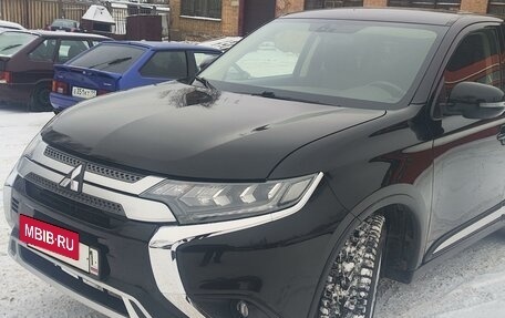 Mitsubishi Outlander III рестайлинг 3, 2018 год, 2 100 000 рублей, 2 фотография