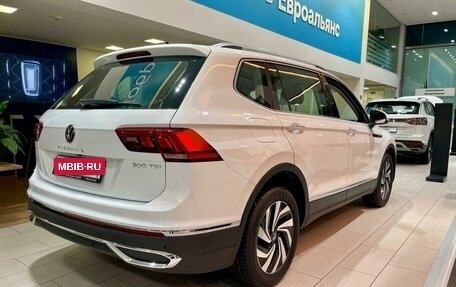 Volkswagen Tiguan II, 2023 год, 4 100 000 рублей, 6 фотография