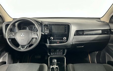 Mitsubishi Outlander III рестайлинг 3, 2021 год, 2 315 000 рублей, 14 фотография