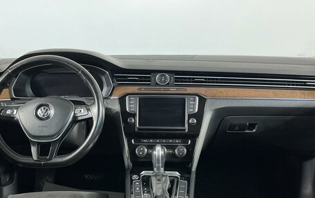 Volkswagen Passat B8 рестайлинг, 2015 год, 1 795 000 рублей, 14 фотография