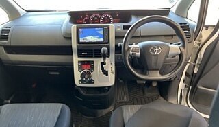 Toyota Voxy II, 2010 год, 2 060 000 рублей, 2 фотография