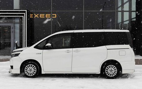 Toyota Voxy III, 2014 год, 2 200 000 рублей, 2 фотография