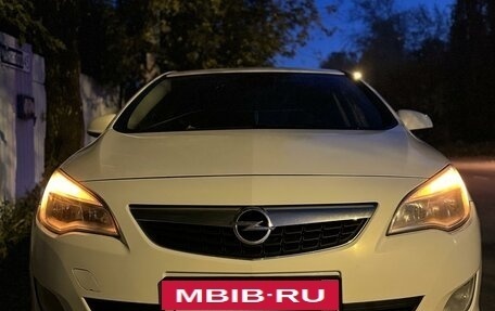 Opel Astra J, 2010 год, 850 000 рублей, 1 фотография