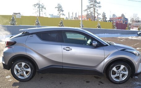 Toyota C-HR I рестайлинг, 2017 год, 2 300 000 рублей, 8 фотография