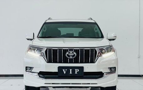 Toyota Land Cruiser Prado 150 рестайлинг 2, 2021 год, 3 000 000 рублей, 2 фотография