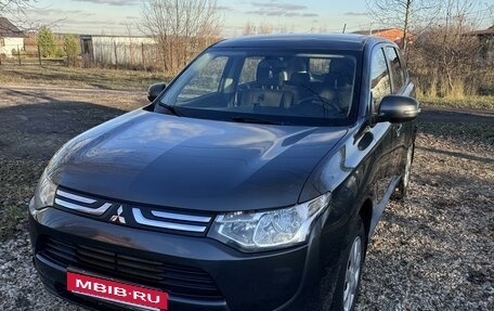 Mitsubishi Outlander III рестайлинг 3, 2014 год, 1 570 000 рублей, 4 фотография