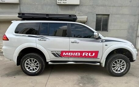 Mitsubishi Pajero Sport II рестайлинг, 2015 год, 2 450 000 рублей, 4 фотография