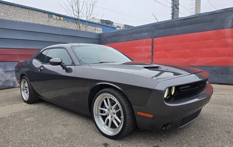 Dodge Challenger III рестайлинг 2, 2016 год, 3 990 000 рублей, 2 фотография