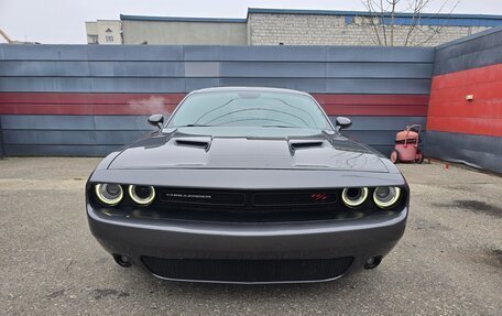 Dodge Challenger III рестайлинг 2, 2016 год, 3 990 000 рублей, 3 фотография