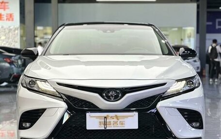 Toyota Camry, 2021 год, 3 300 000 рублей, 2 фотография