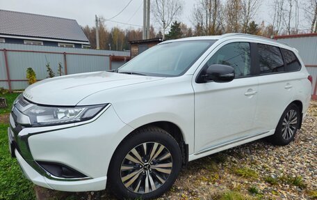 Mitsubishi Outlander III рестайлинг 3, 2022 год, 3 150 000 рублей, 2 фотография