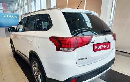 Mitsubishi Outlander III рестайлинг 3, 2015 год, 2 056 800 рублей, 8 фотография