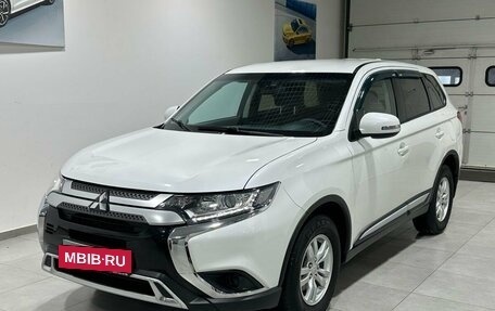 Mitsubishi Outlander III рестайлинг 3, 2018 год, 2 349 900 рублей, 2 фотография